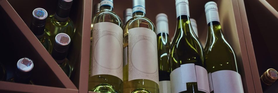 Bouteilles de vins rangées avec étiquettes - fxquadro - Freepik