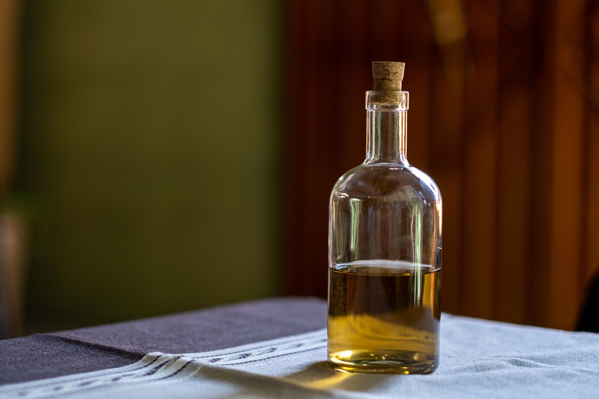 Bouteille de Gin sur une table en bois